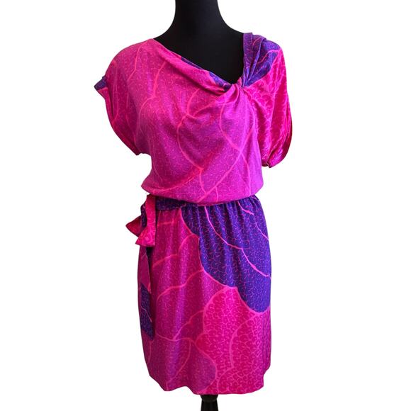 NEW TRINA TURK 100% Silk Asymmetrical Neckline Dress With Tie Belt Size 4 - Picture 1 of 5